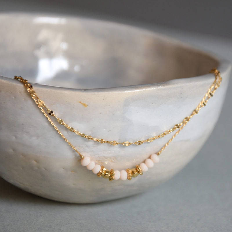 bracelet en laiton doré à l'or fin avec pierre semi-précieuse blanche