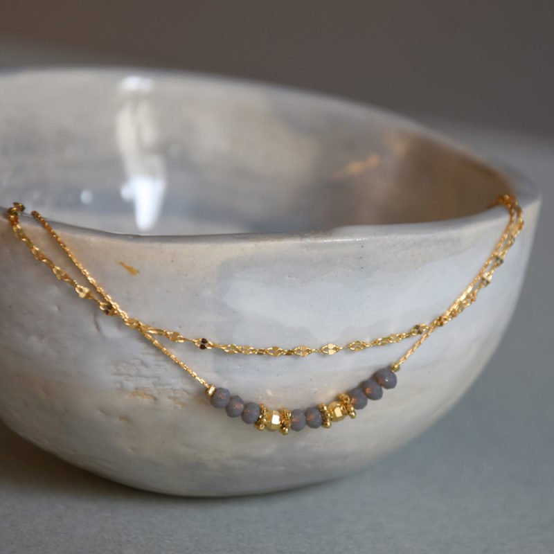 bracelet en laiton doré à l'or fin avec pierre semi-précieuse grise