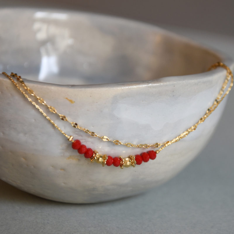 bracelet en laiton doré à l'or fin avec pierre semi-précieuse rouge