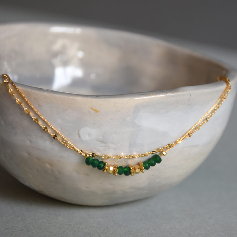 bracelet en laiton doré à l'or fin avec pierre semi-précieuse verte