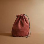 pochon en velours cote bleu camel, détail wax - fabriqué en france