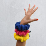 Chouchou en éponge marine 100% coton, idéal pour attacher vos cheveux avec style.