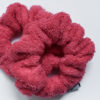 Chouchou en éponge fuchsia, accessoire tendance des années 90 pour vos coiffures d’été.