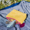 Trousse de toilette EIDA avec fermeture éclair flashy et pompon artisanal marocain